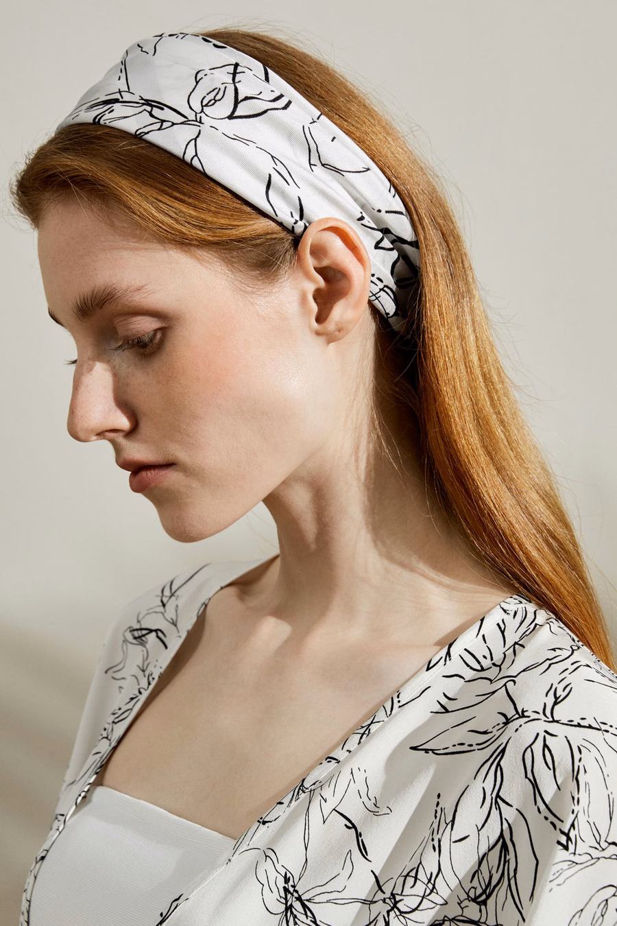 Foulard quadrato in seta twill con disegno floreale