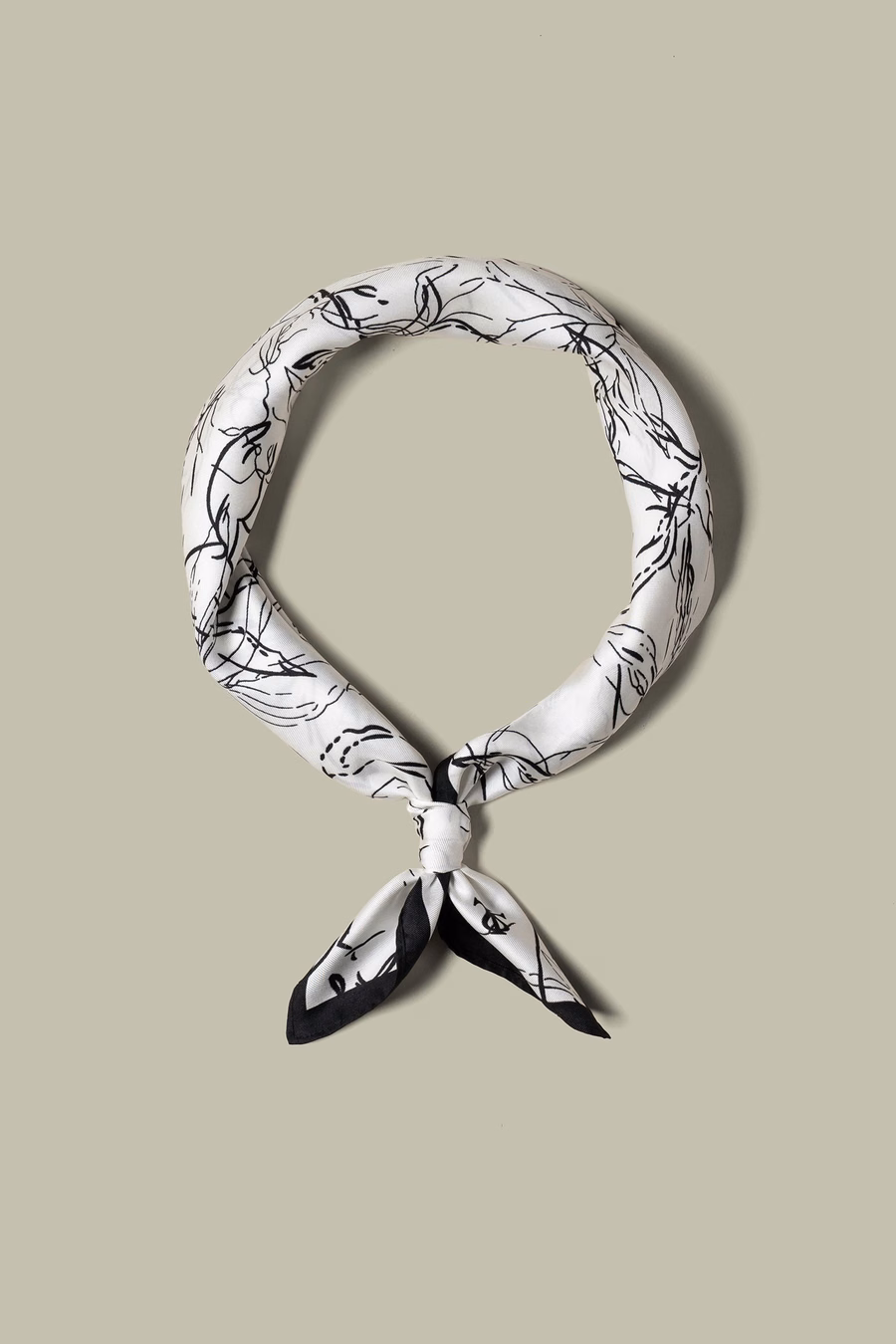 Foulard quadrato in seta twill con disegno floreale