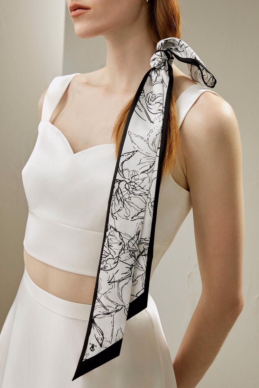 Foulard in Raso di Seta Twill con Disegno Fiorito