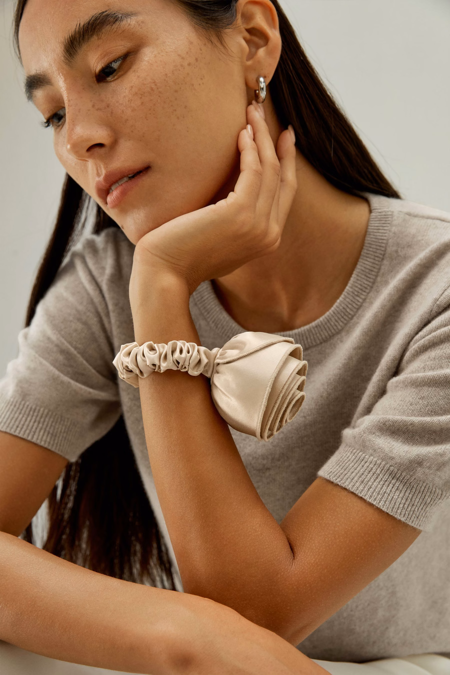 Scrunchie in seta a rosetta champagne