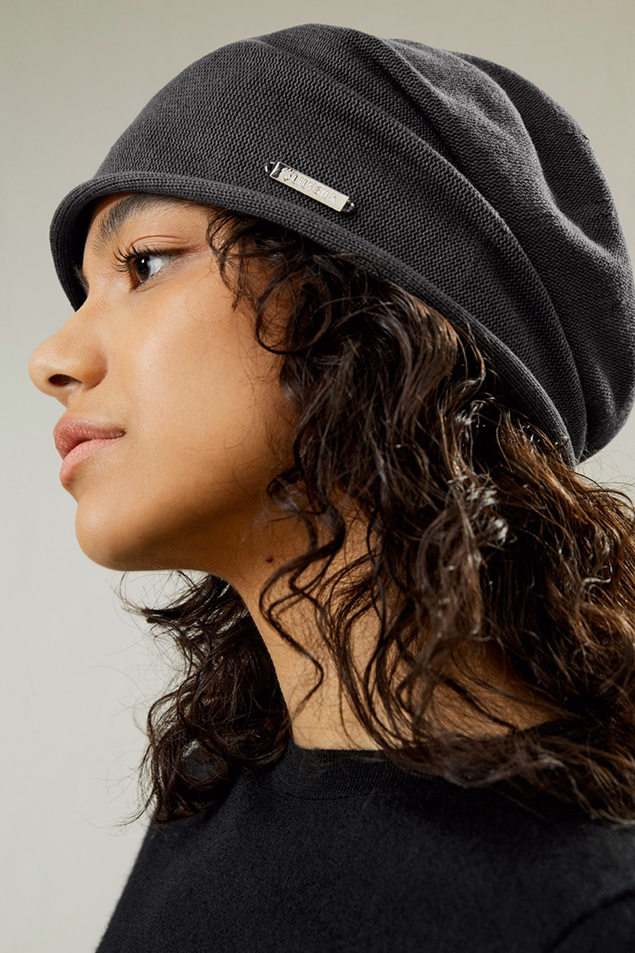 Beanie in seta con logo metallico versatile