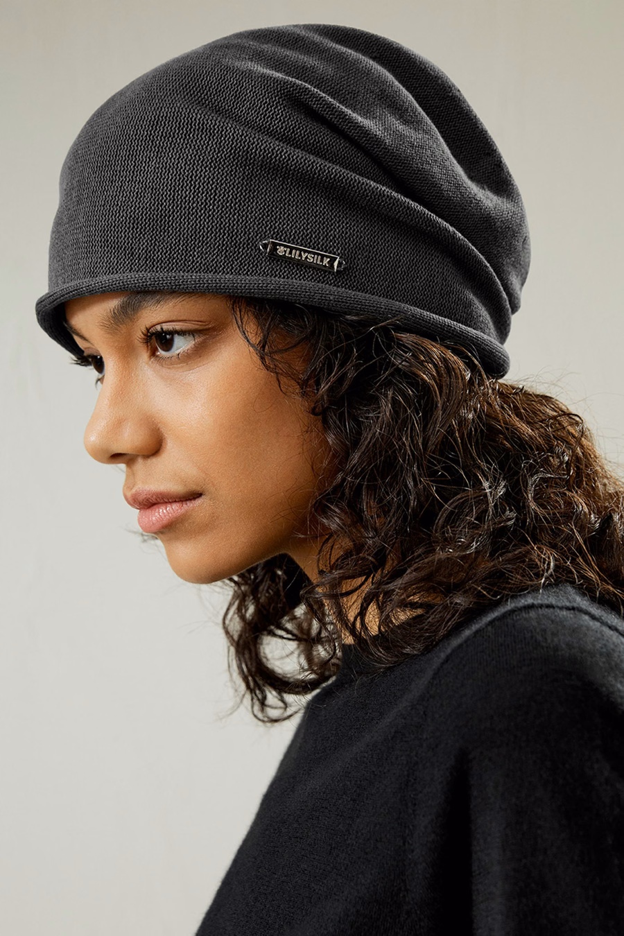 Beanie in seta con logo metallico versatile