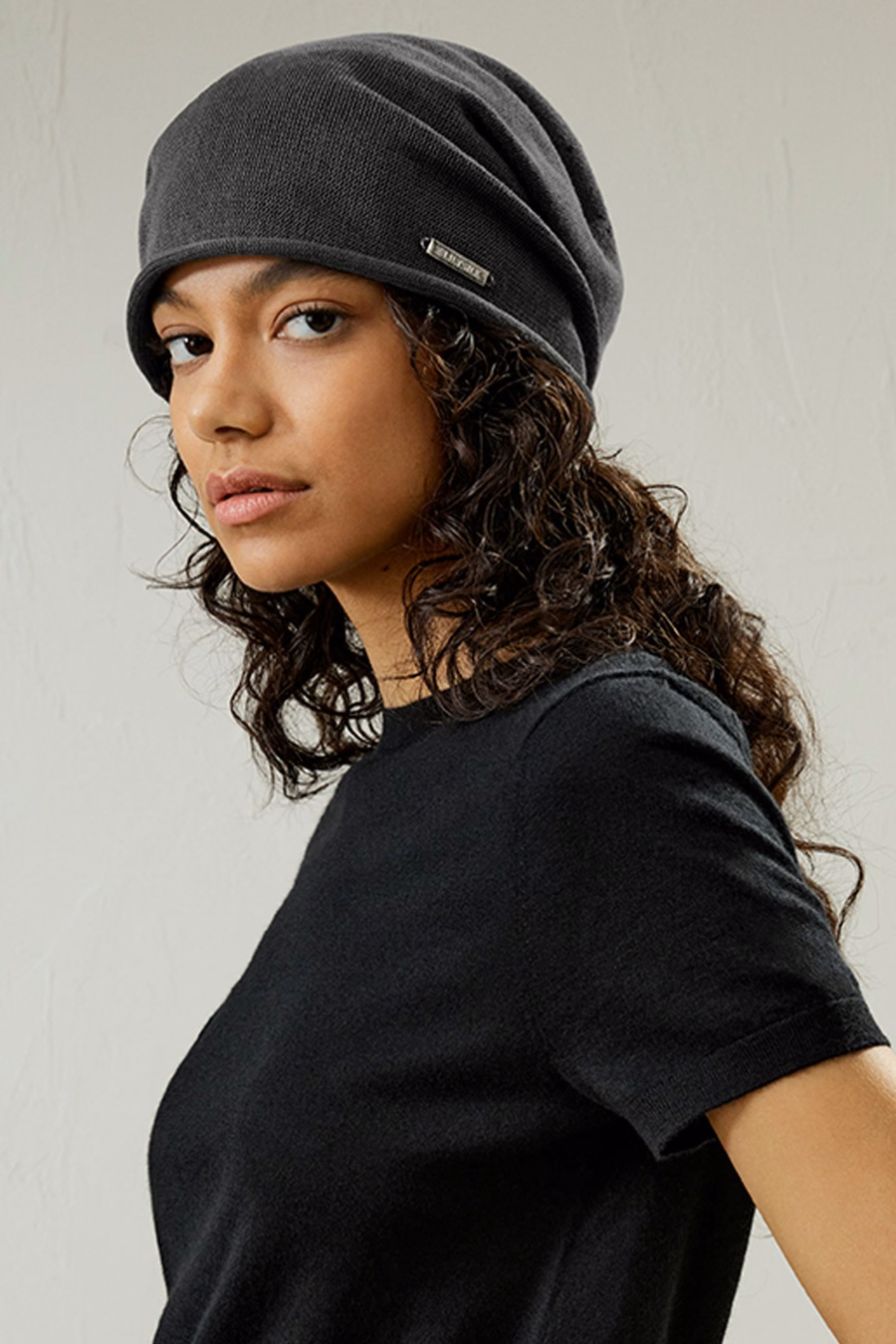 Beanie in seta con logo metallico versatile