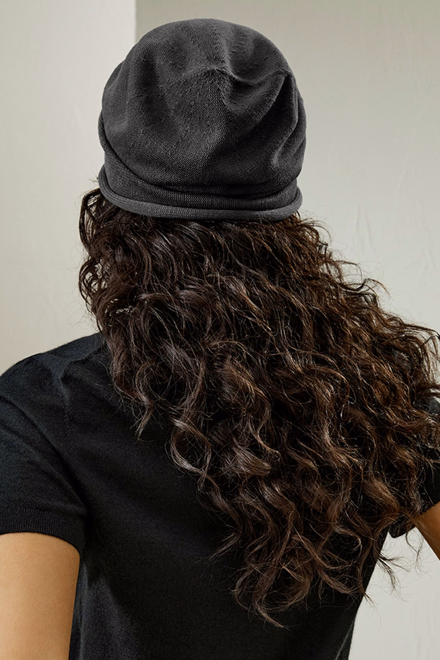 Beanie in seta con logo metallico versatile