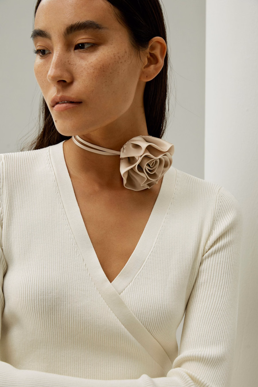 Collana con colletto in seta a rosetta champagne