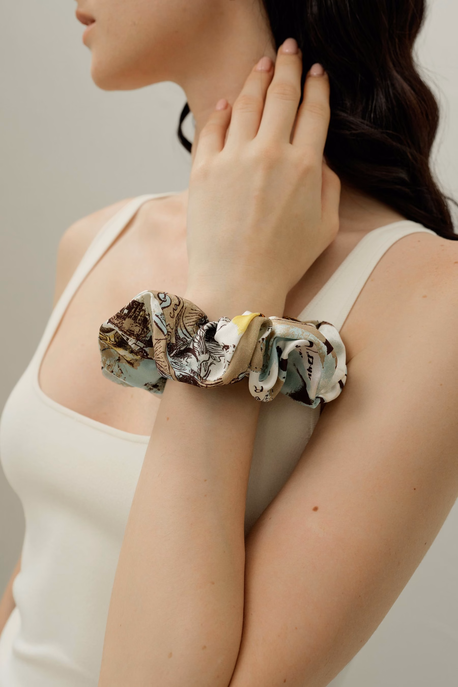 Scrunchies in seta del segno zodiacale dell'Acquario
