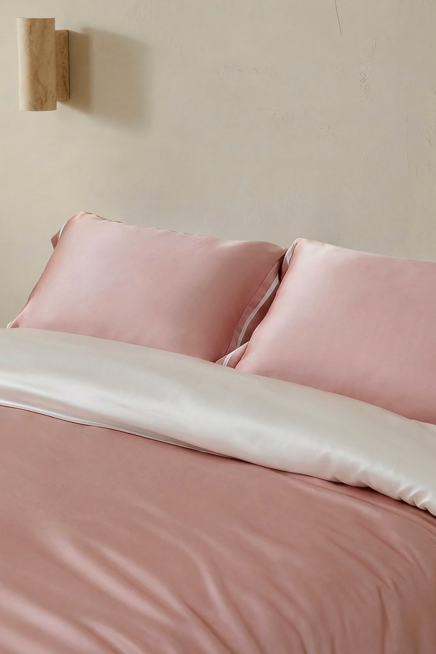 Copertura in seta con bordi a contrasto essenziali