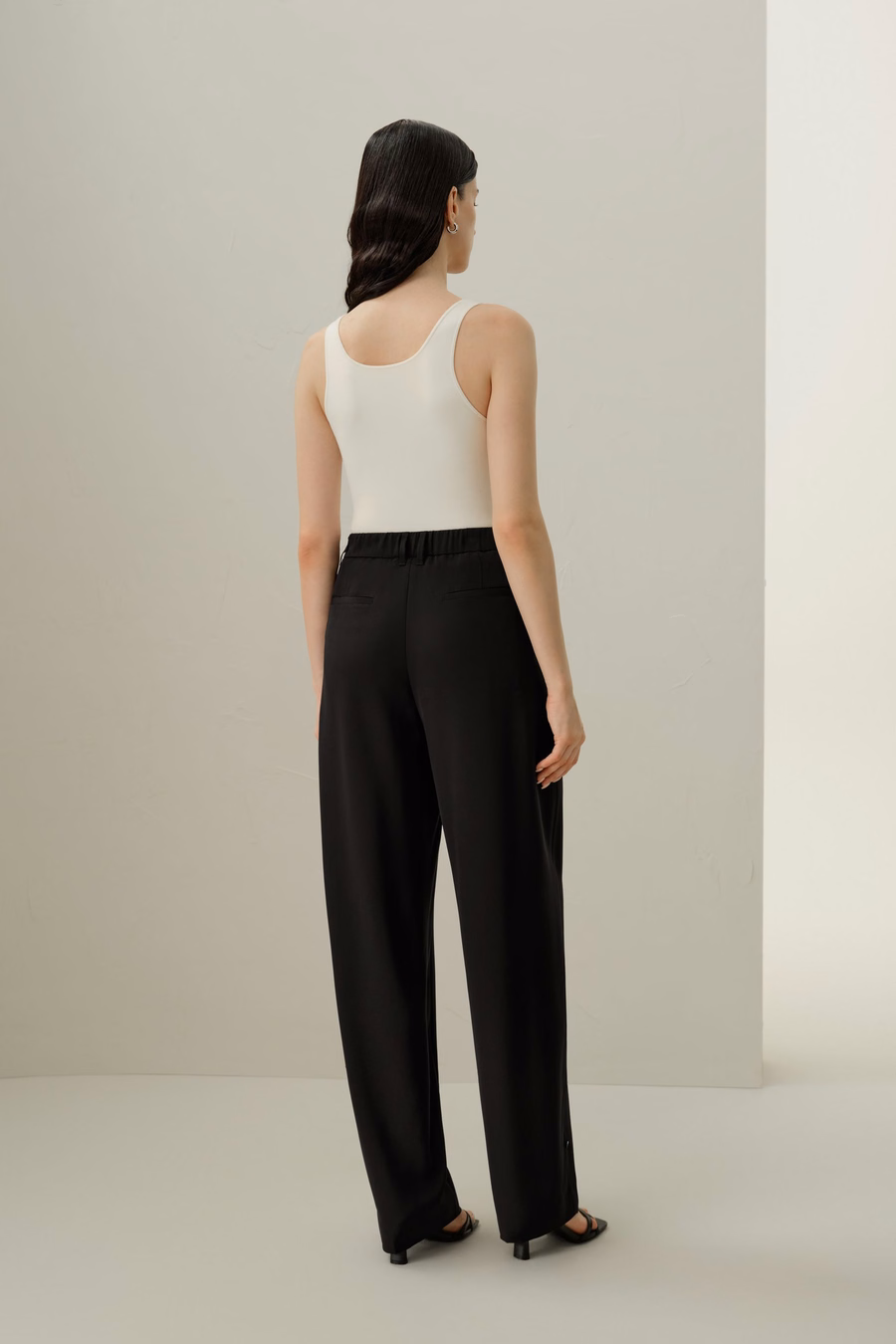 Pantaloni in crêpe di seta con cucitura curva