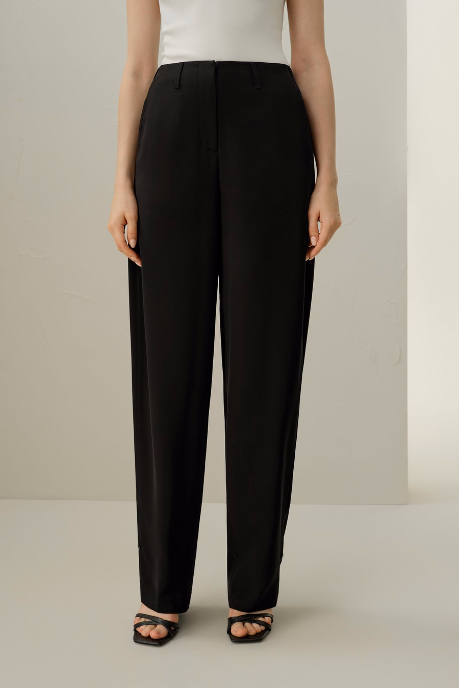 Pantaloni in crêpe di seta con cucitura curva