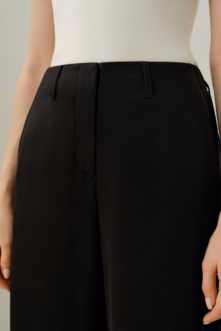 Pantaloni in crêpe di seta con cucitura curva