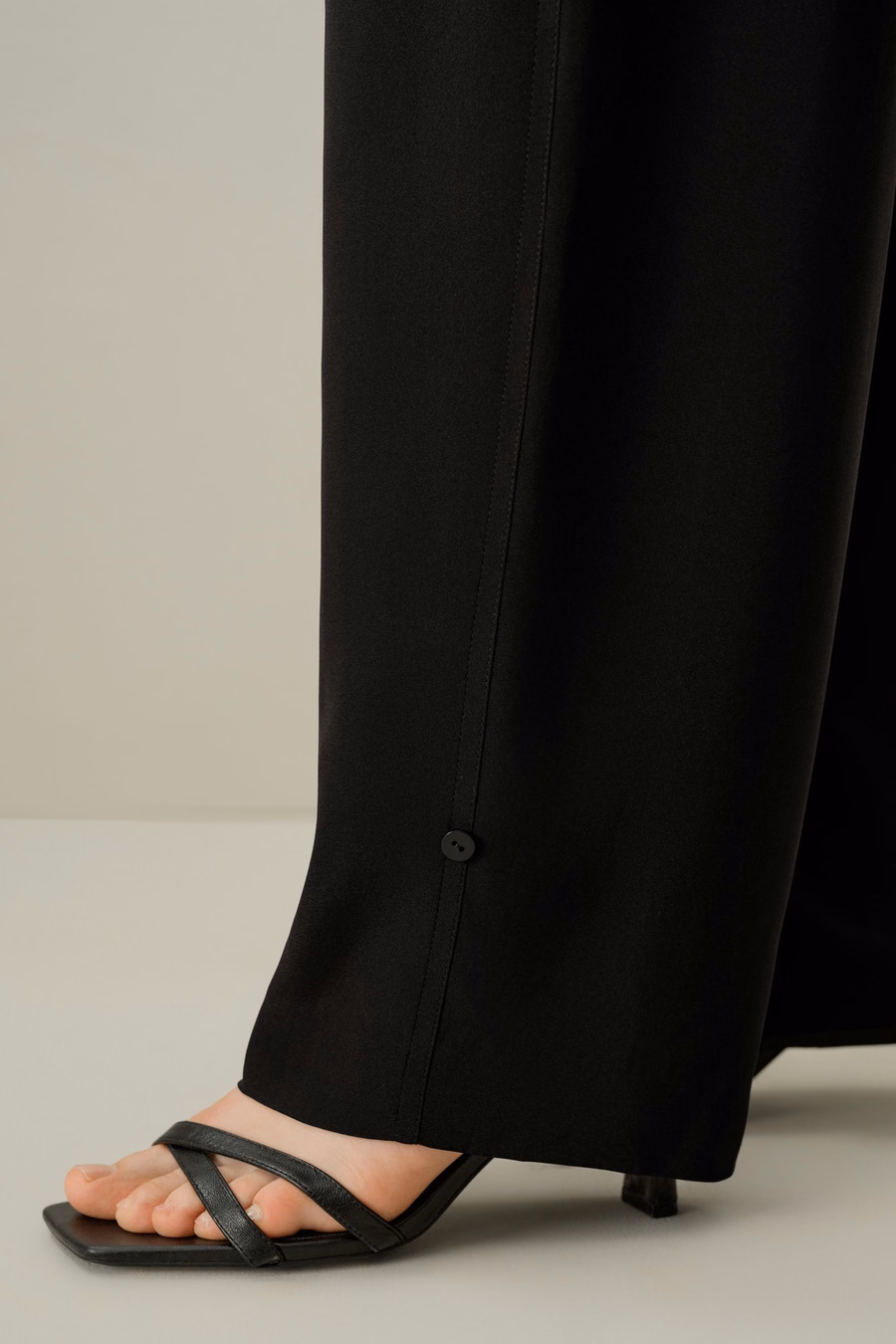 Pantaloni in crêpe di seta con cucitura curva