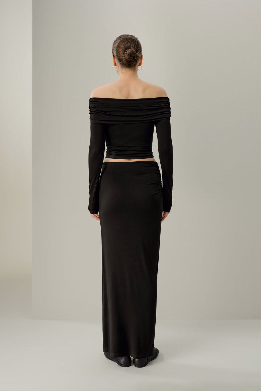 Maglietta a maniche lunghe off-shoulder in jersey di seta Breeze