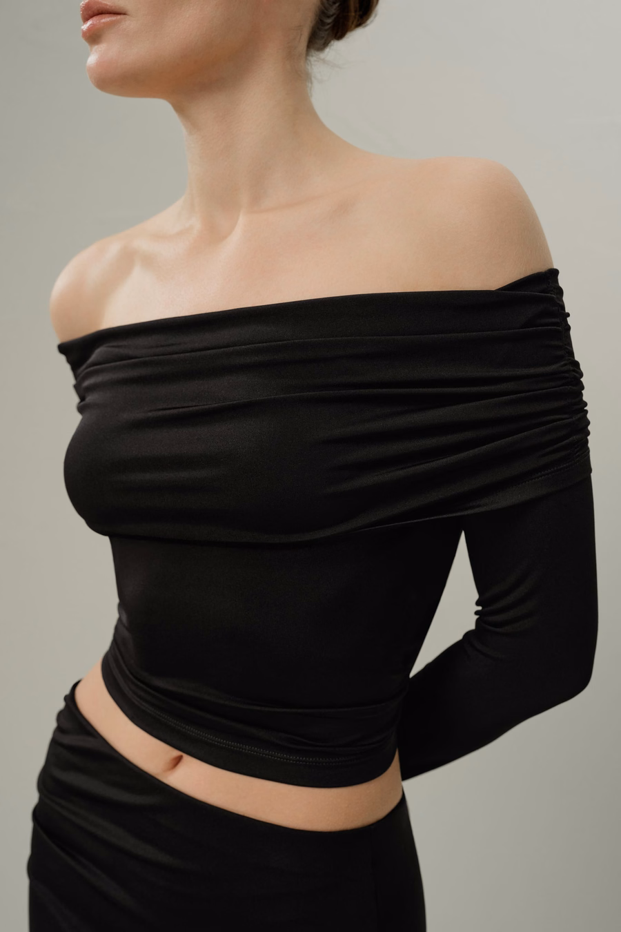 Maglietta a maniche lunghe off-shoulder in jersey di seta Breeze