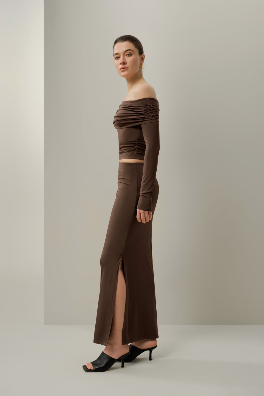 Maglietta a maniche lunghe off-shoulder in jersey di seta Breeze