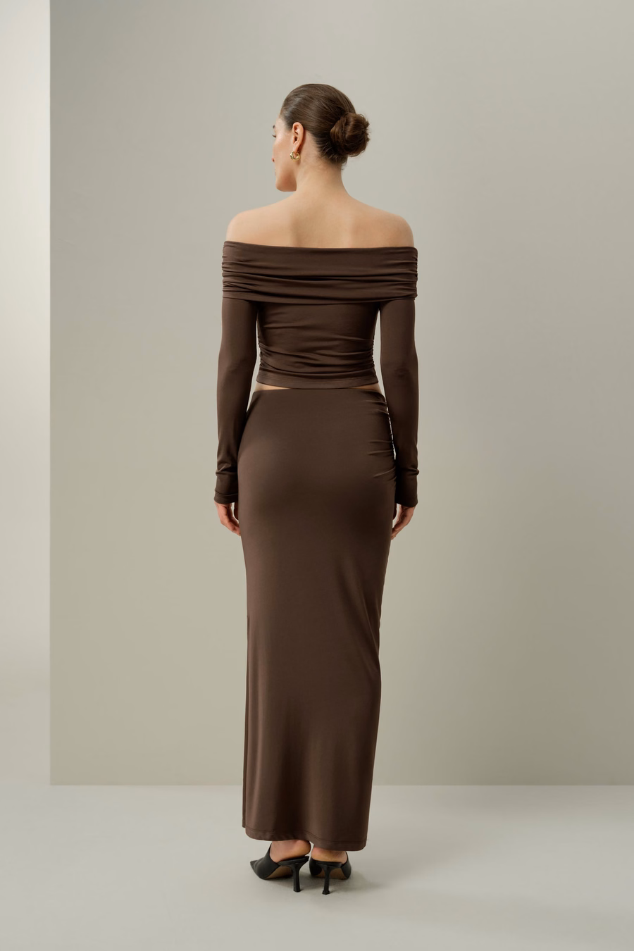 Maglietta a maniche lunghe off-shoulder in jersey di seta Breeze