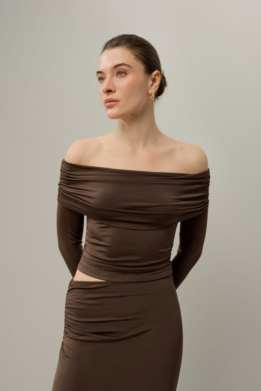 Maglietta a maniche lunghe off-shoulder in jersey di seta Breeze