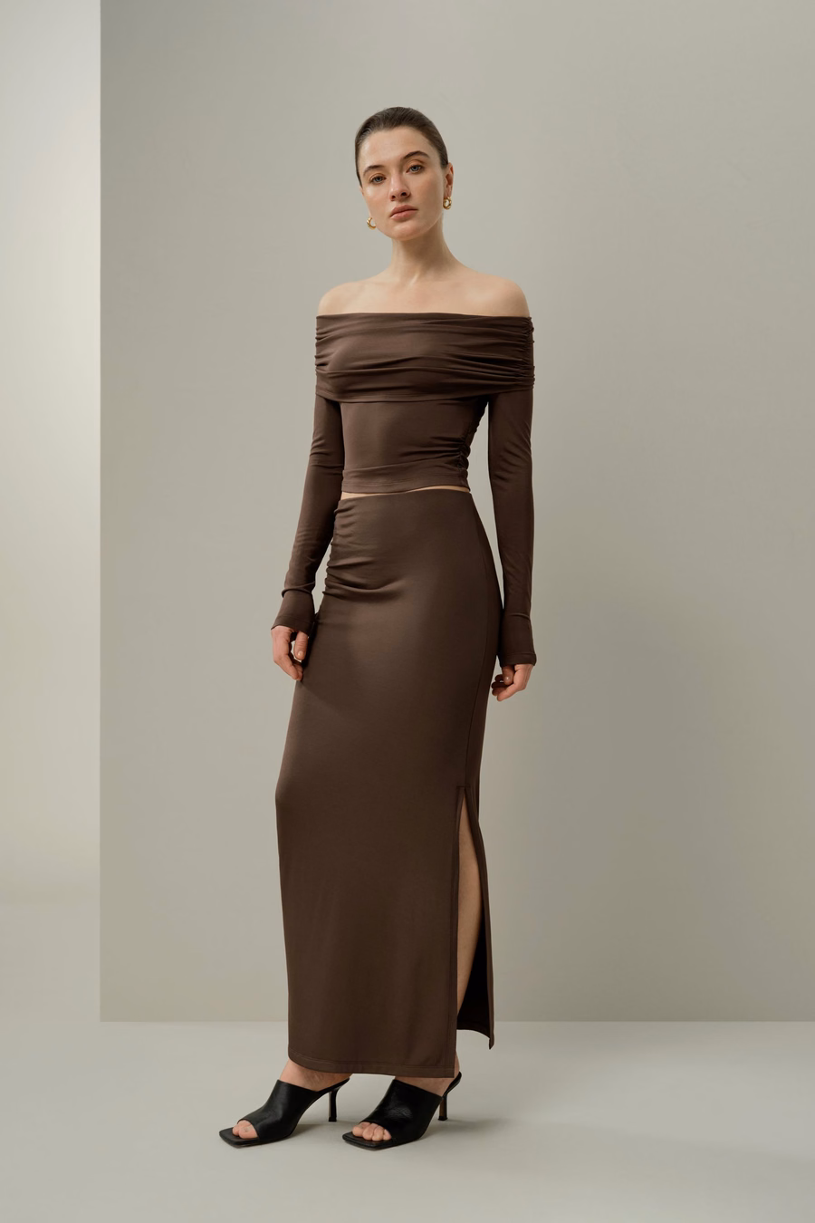 Maglietta a maniche lunghe off-shoulder in jersey di seta Breeze
