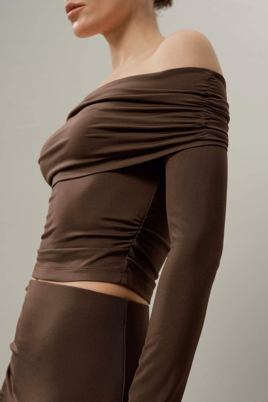 Maglietta a maniche lunghe off-shoulder in jersey di seta Breeze