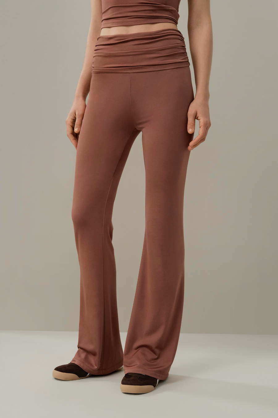 Pantaloni fluidi a flare in Jersey di Seta Breeze