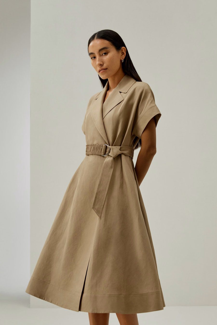 Abito ispirato a trenchcoat a maniche corte