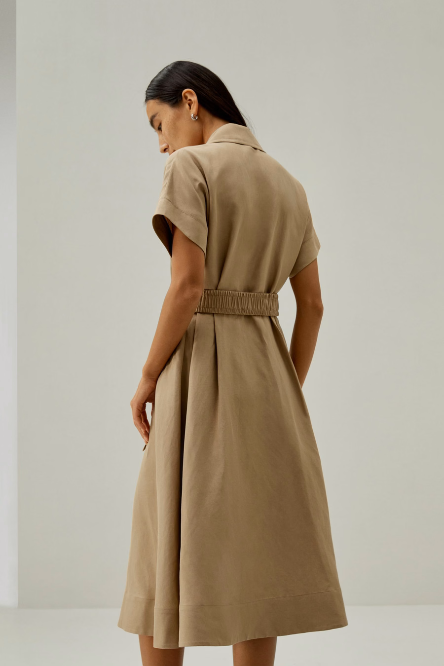 Abito ispirato a trenchcoat a maniche corte