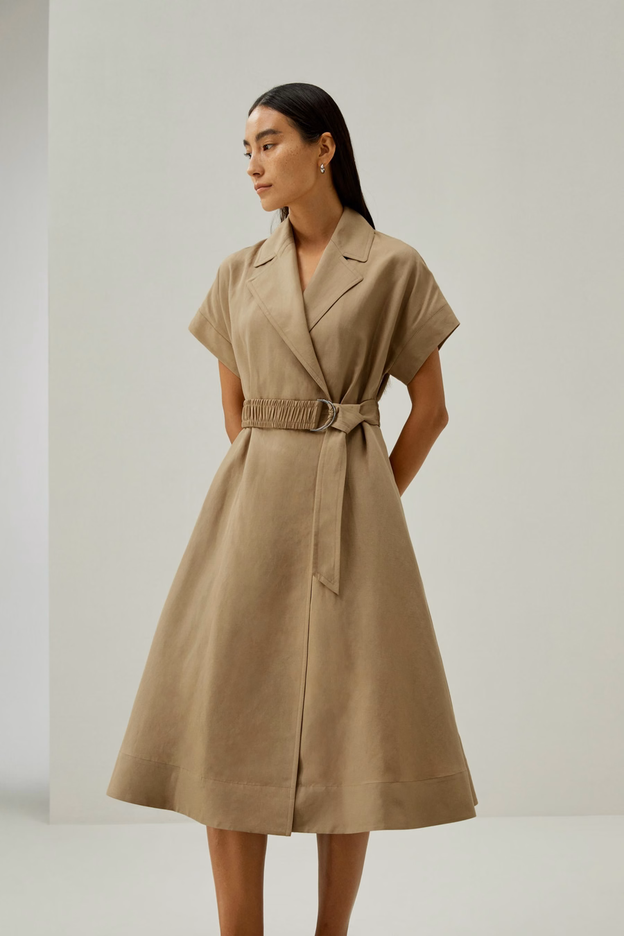 Abito ispirato a trenchcoat a maniche corte
