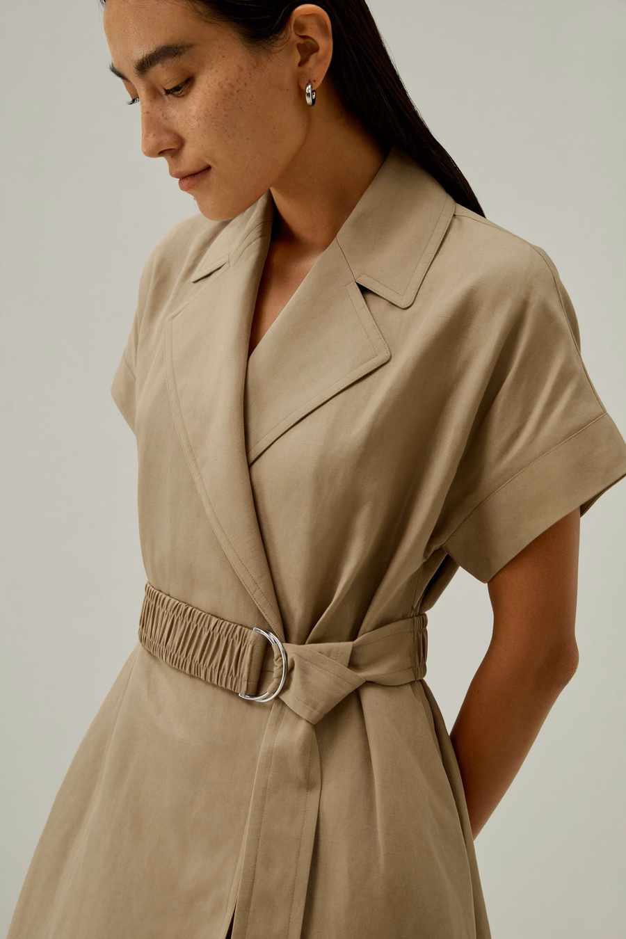 Abito ispirato a trenchcoat a maniche corte
