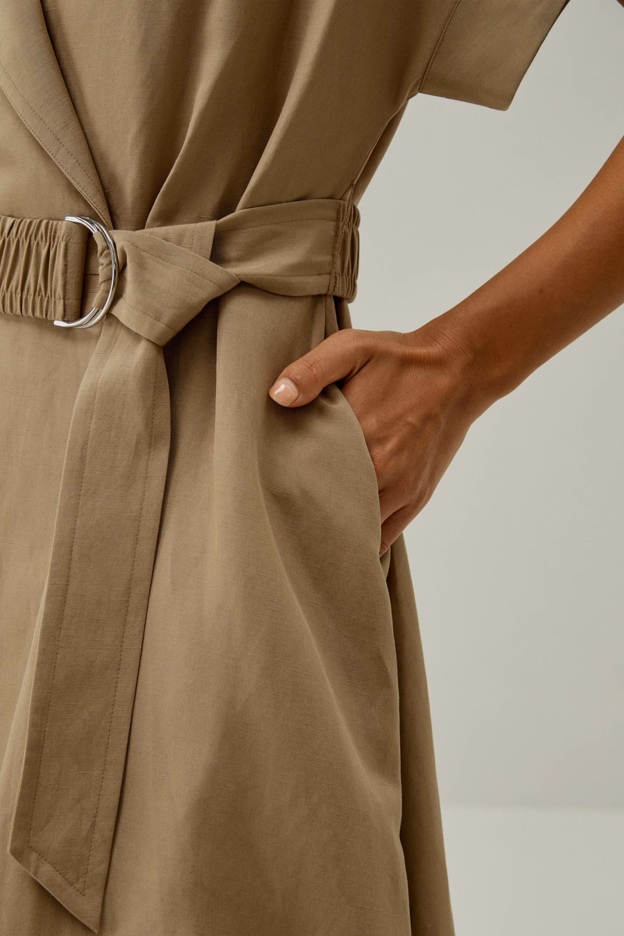 Abito ispirato a trenchcoat a maniche corte