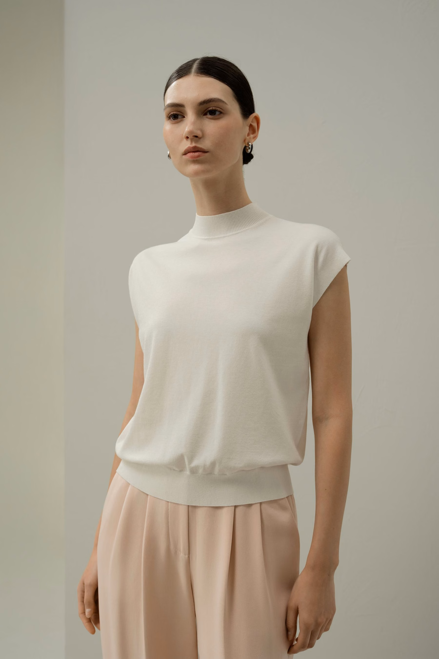 Top in misto seta e cotone con collo alto