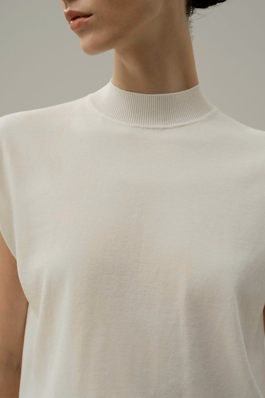 Top in misto seta e cotone con collo alto