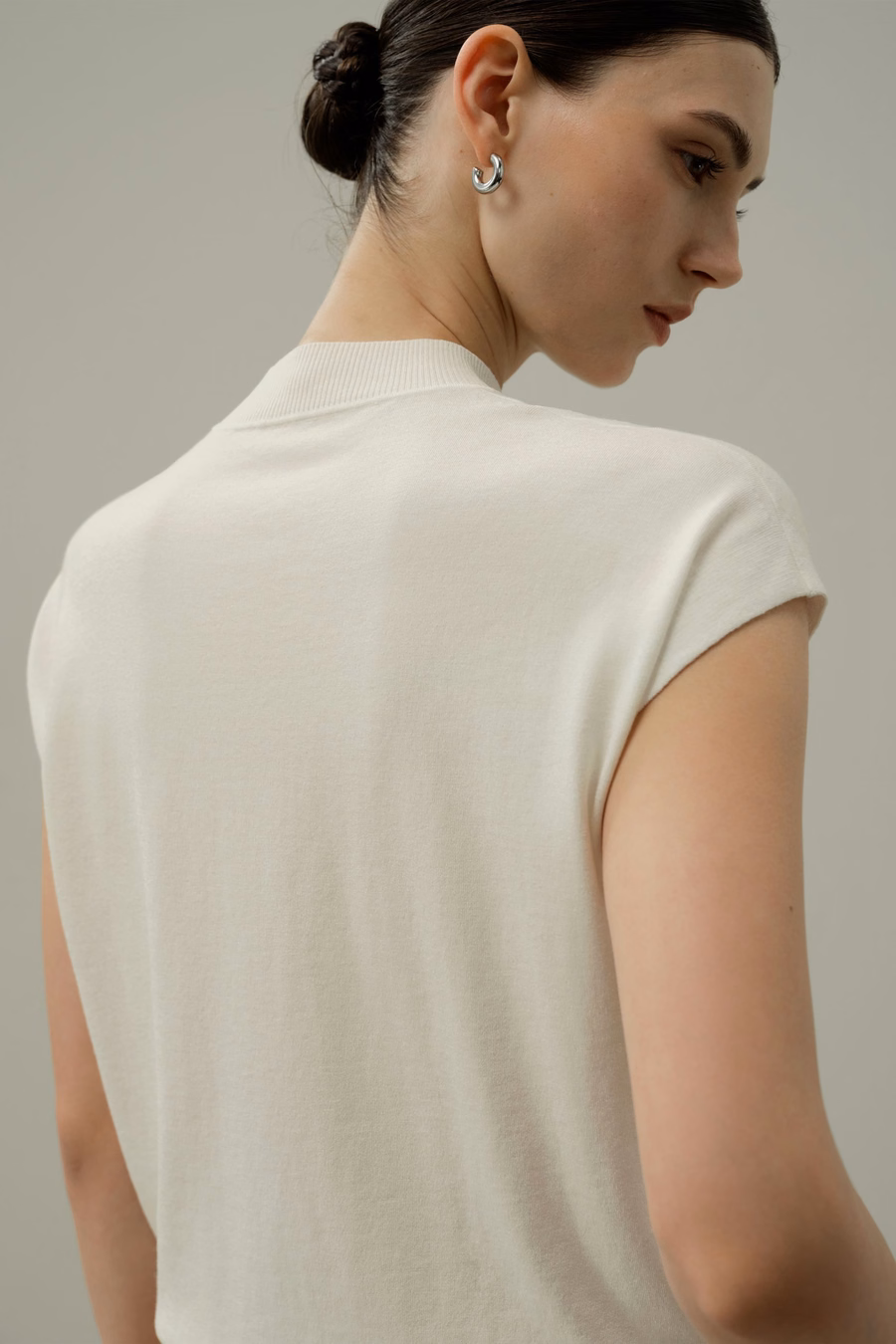 Top in misto seta e cotone con collo alto