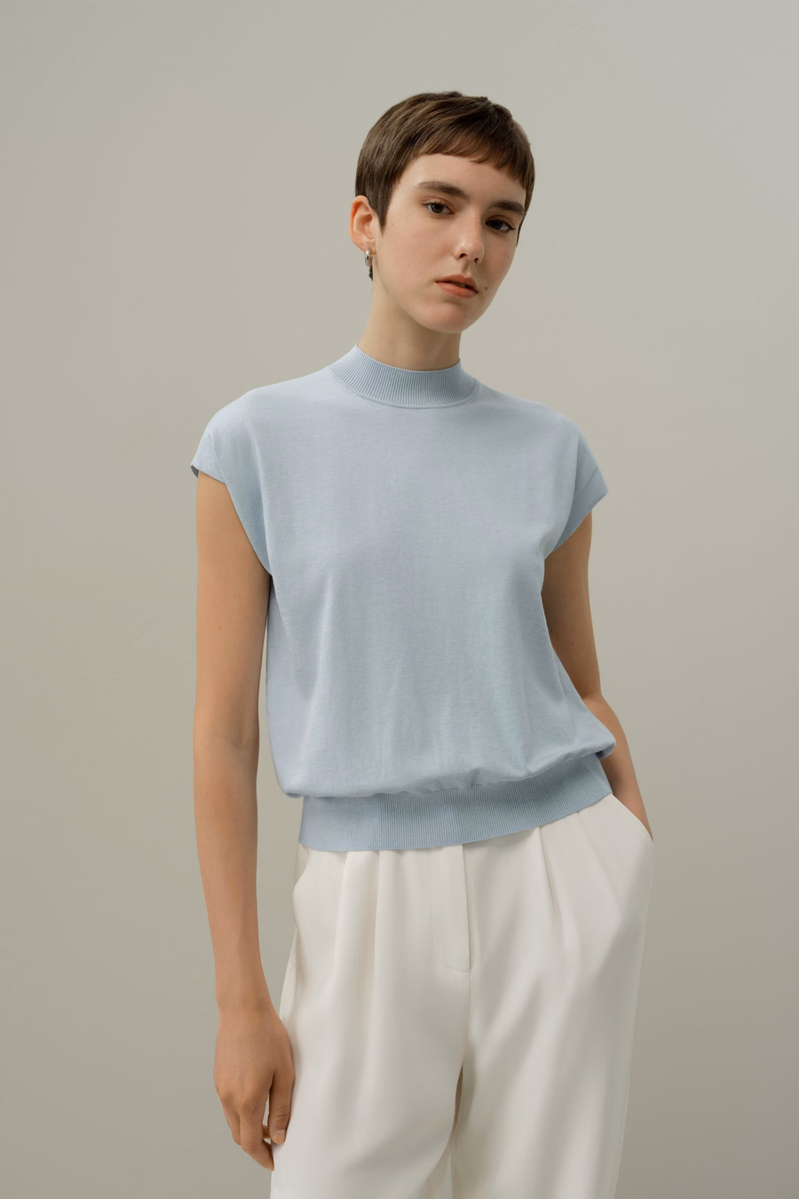 Top in misto seta e cotone con collo alto