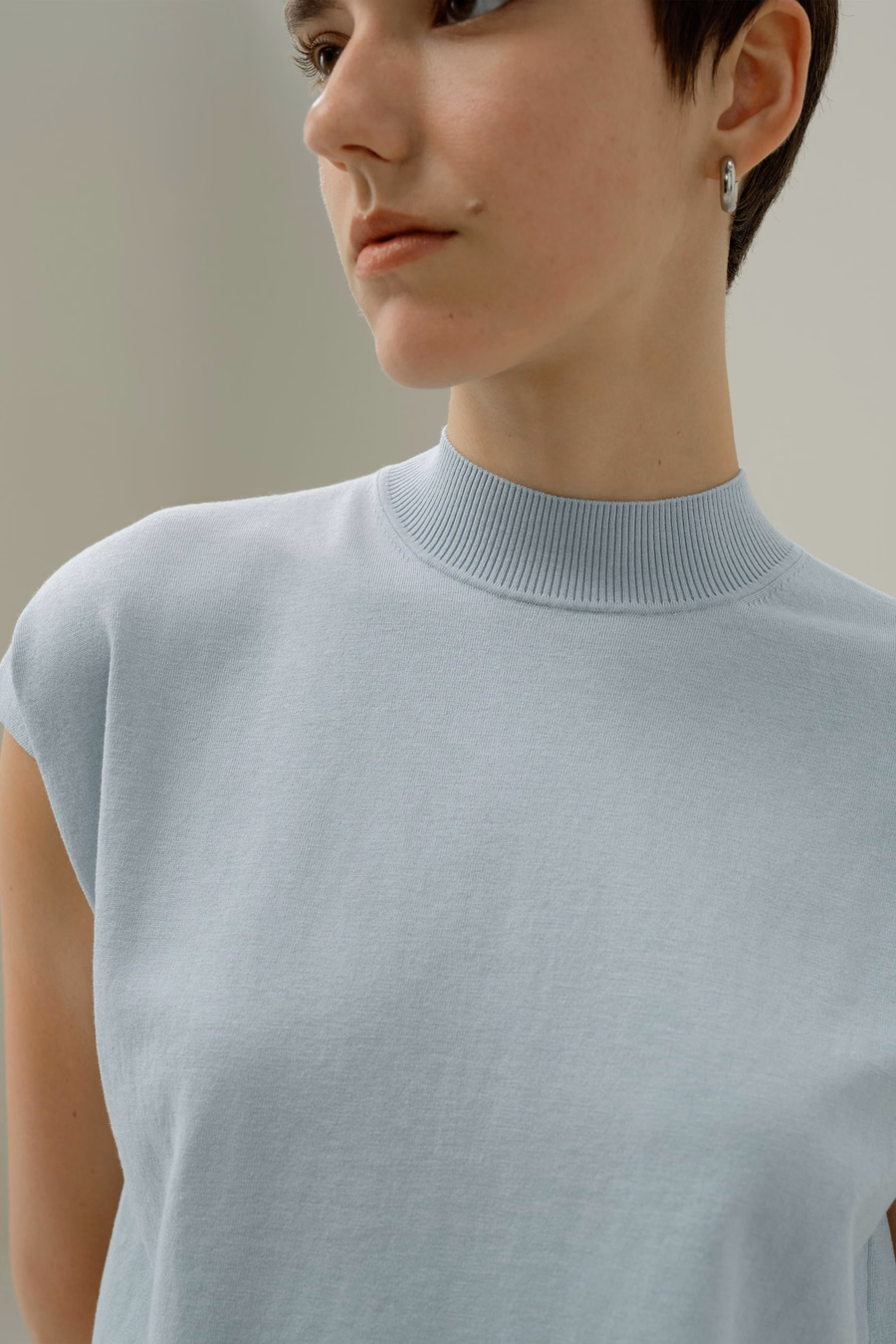 Top in misto seta e cotone con collo alto