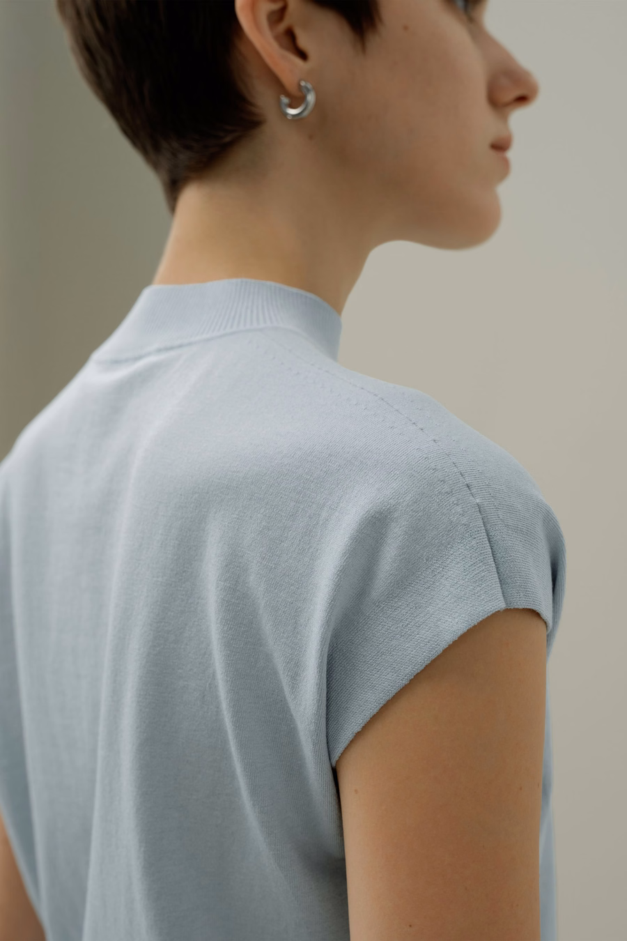 Top in misto seta e cotone con collo alto