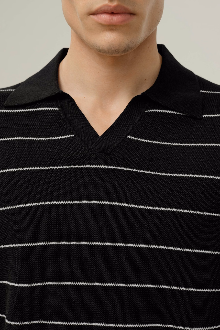 Polo a V in seta e cotone a righe