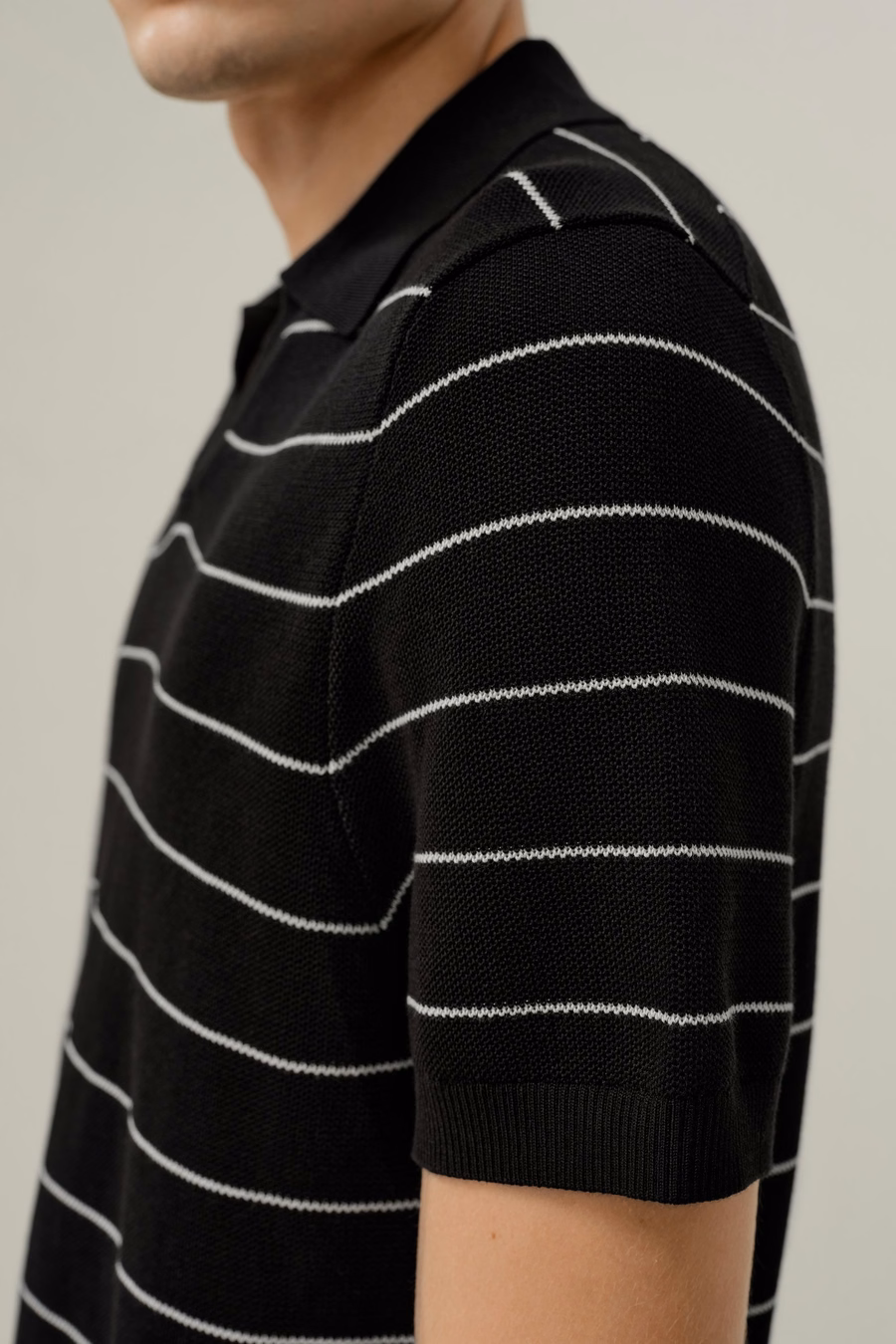 Polo a V in seta e cotone a righe
