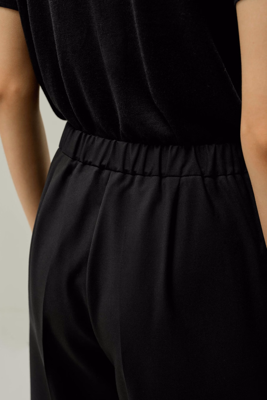 Pantaloni in Seta-Lana con Pieghe Frontali