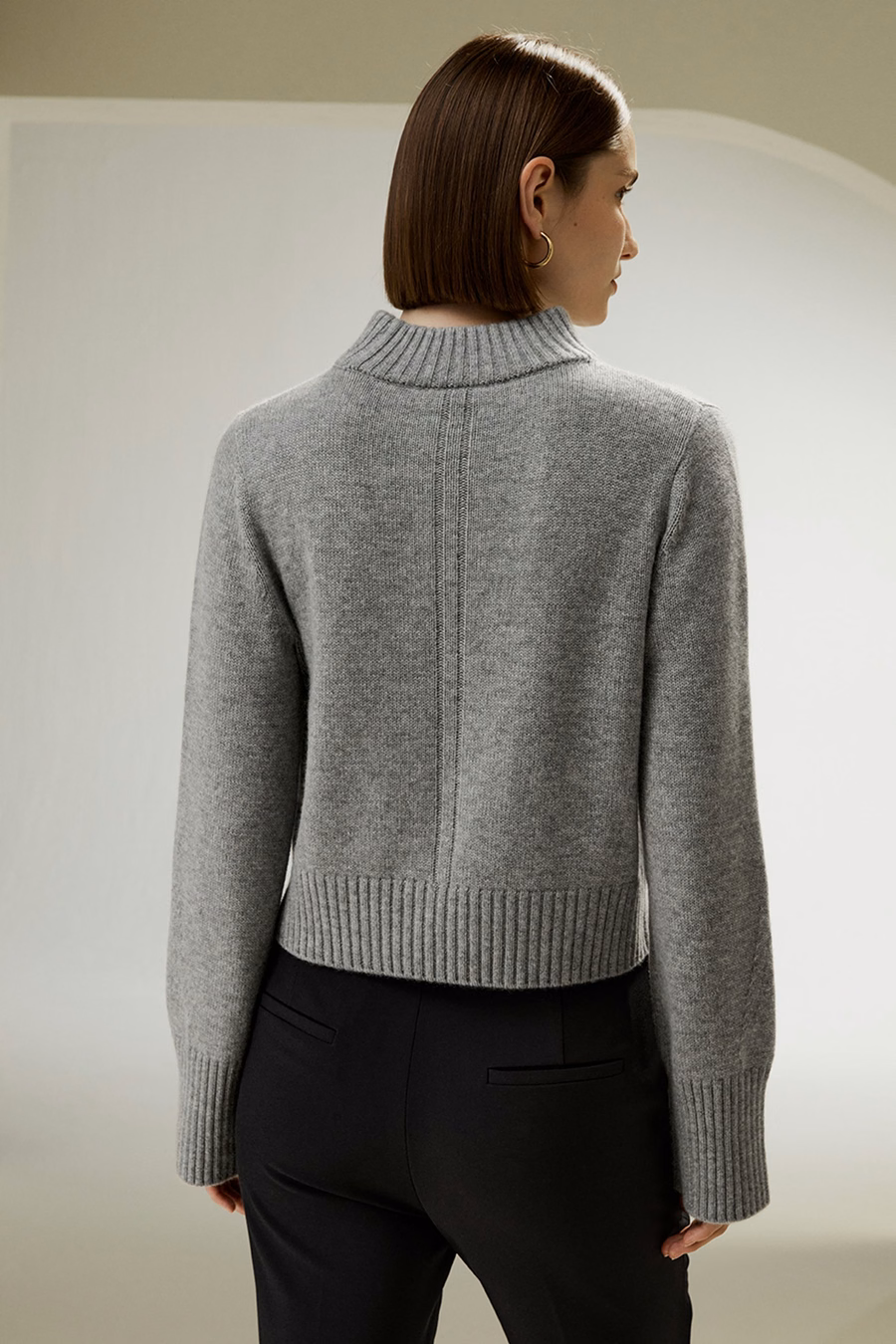 Maglione in lana cashmere con colletto e orlo a costine