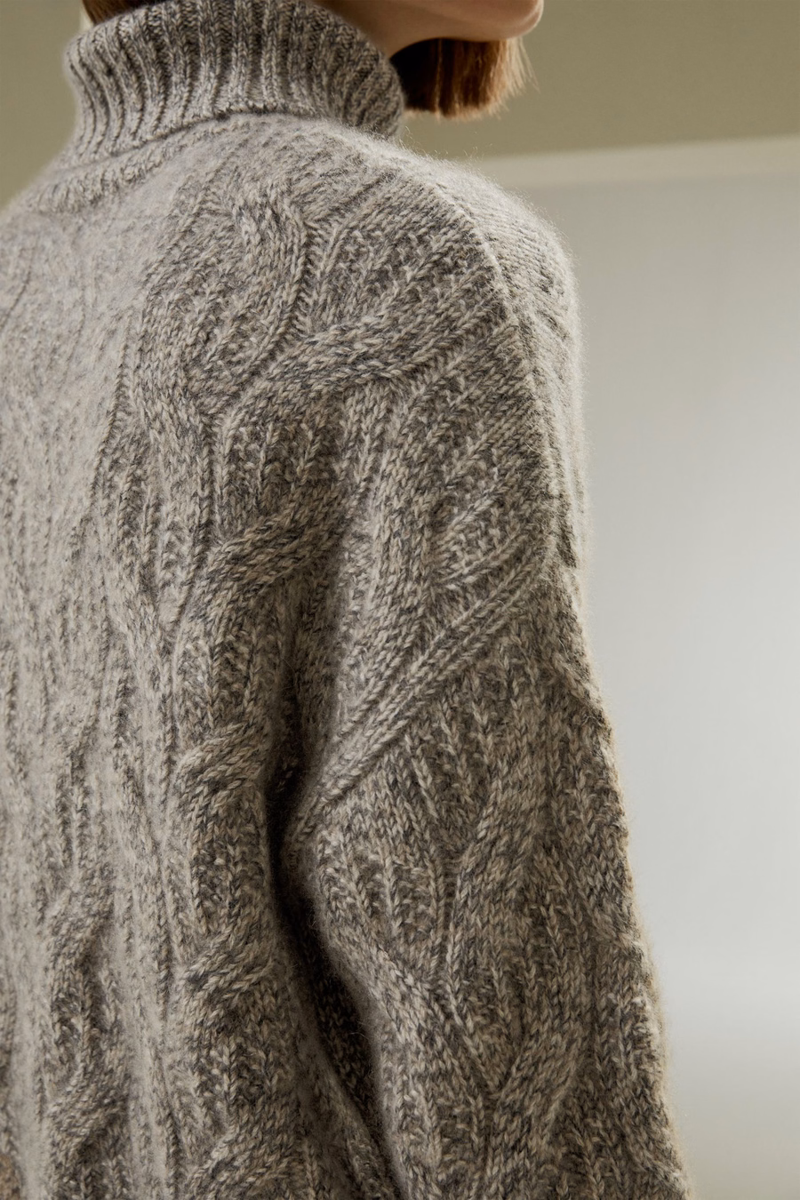 Maglione collo alto in cashmere a treccia
