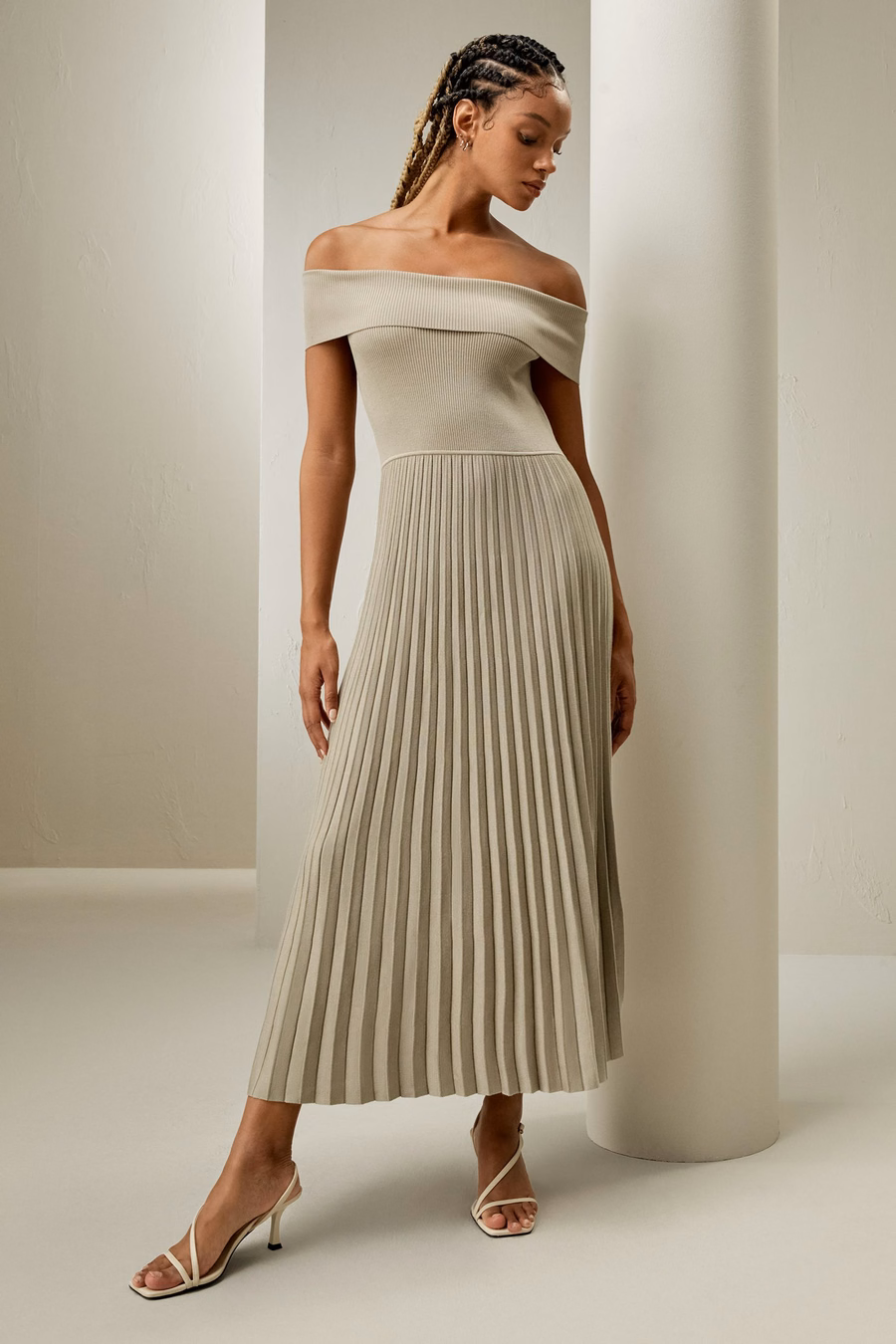 Abito plissettato ibrido off-shoulder