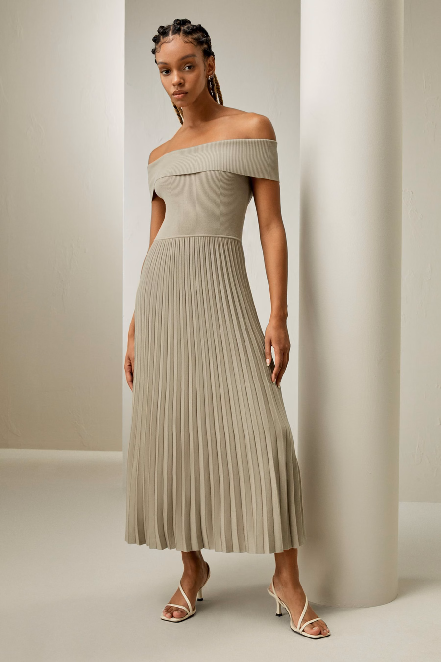 Abito plissettato ibrido off-shoulder