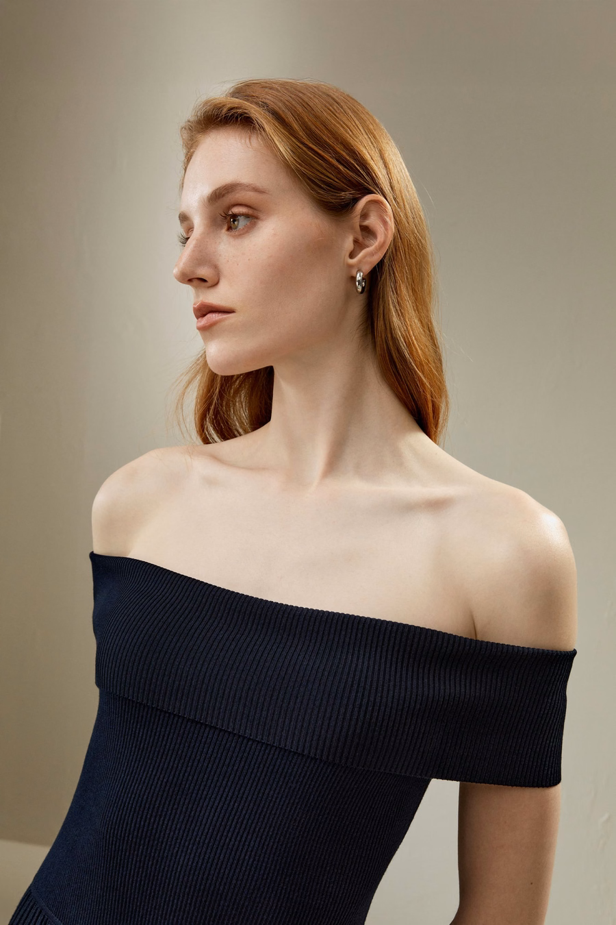 Abito plissettato ibrido off-shoulder