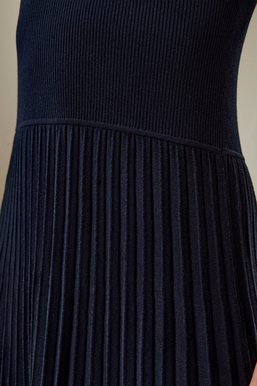Abito plissettato ibrido off-shoulder