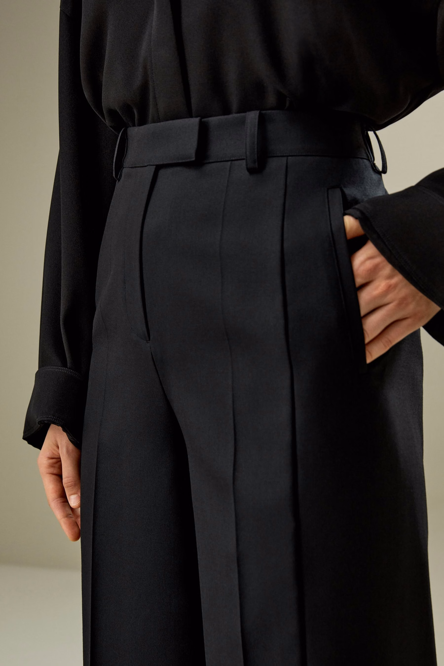 Pantaloni dritti in misto lana e seta
