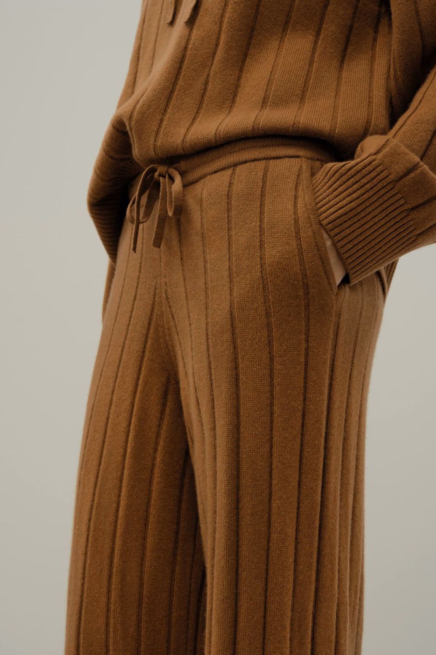 Pantaloni a gamba larga a costine