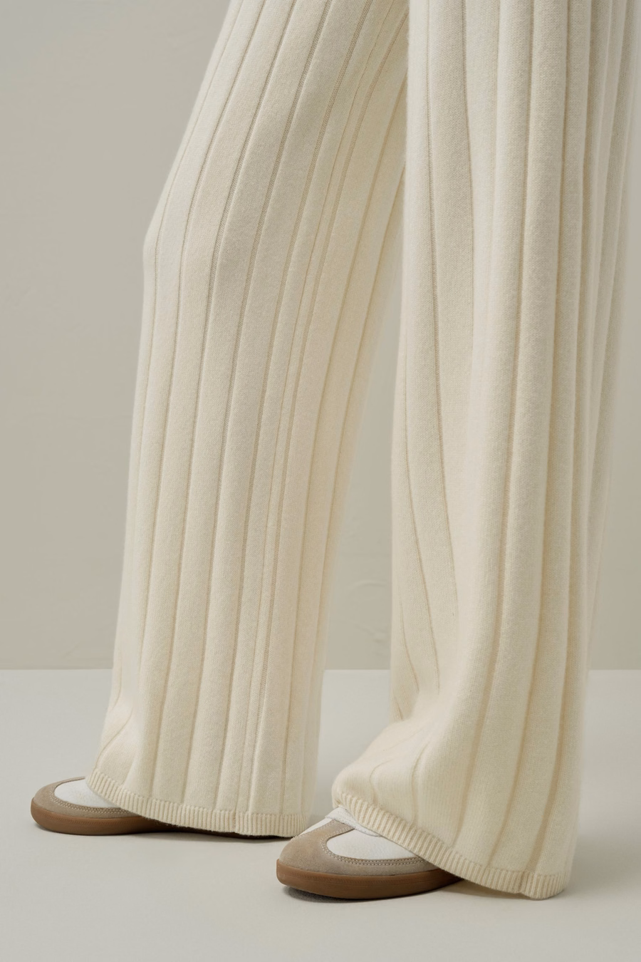 Pantaloni a gamba larga a costine