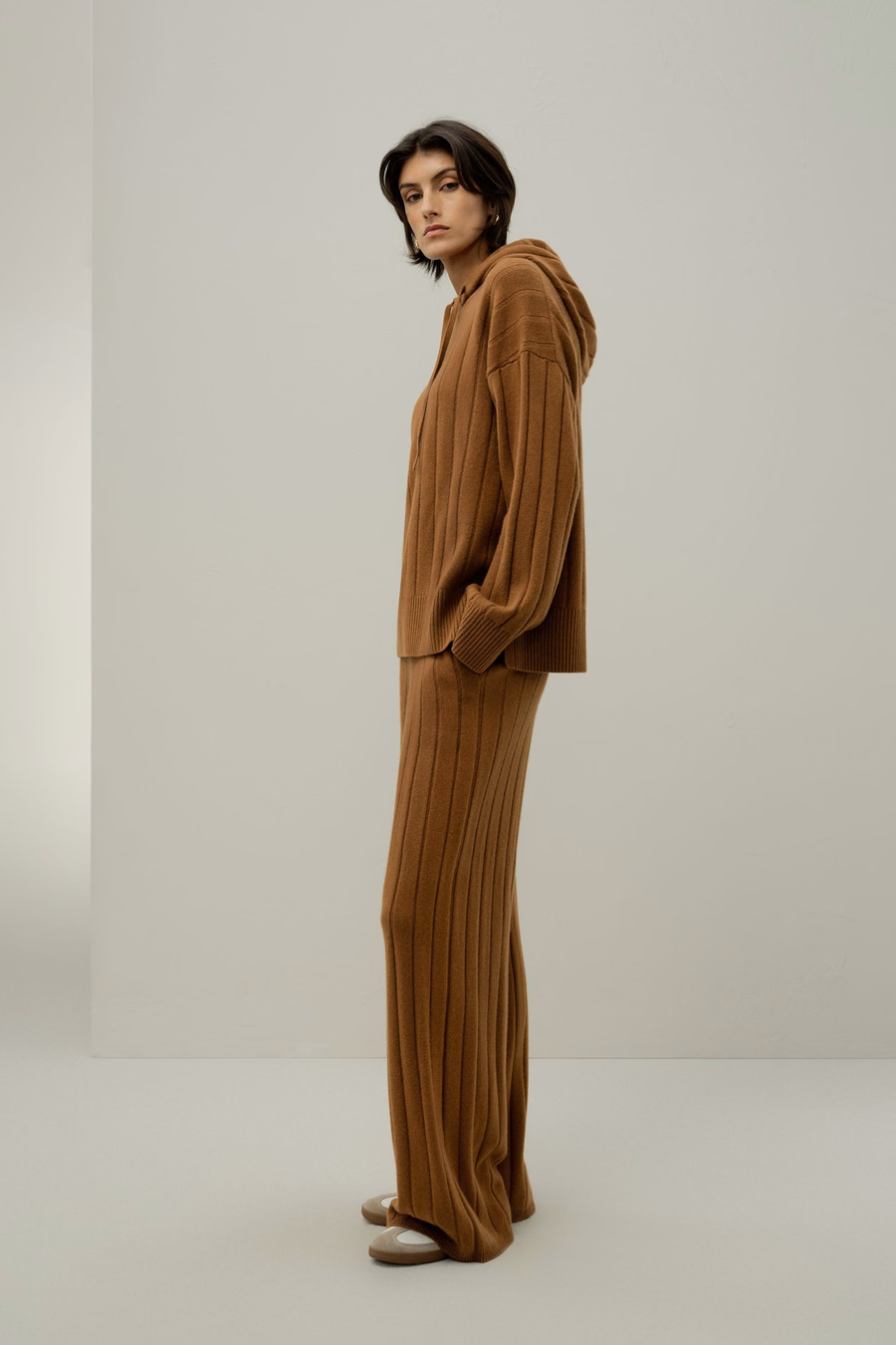 Top in maglia a coste con cappuccio