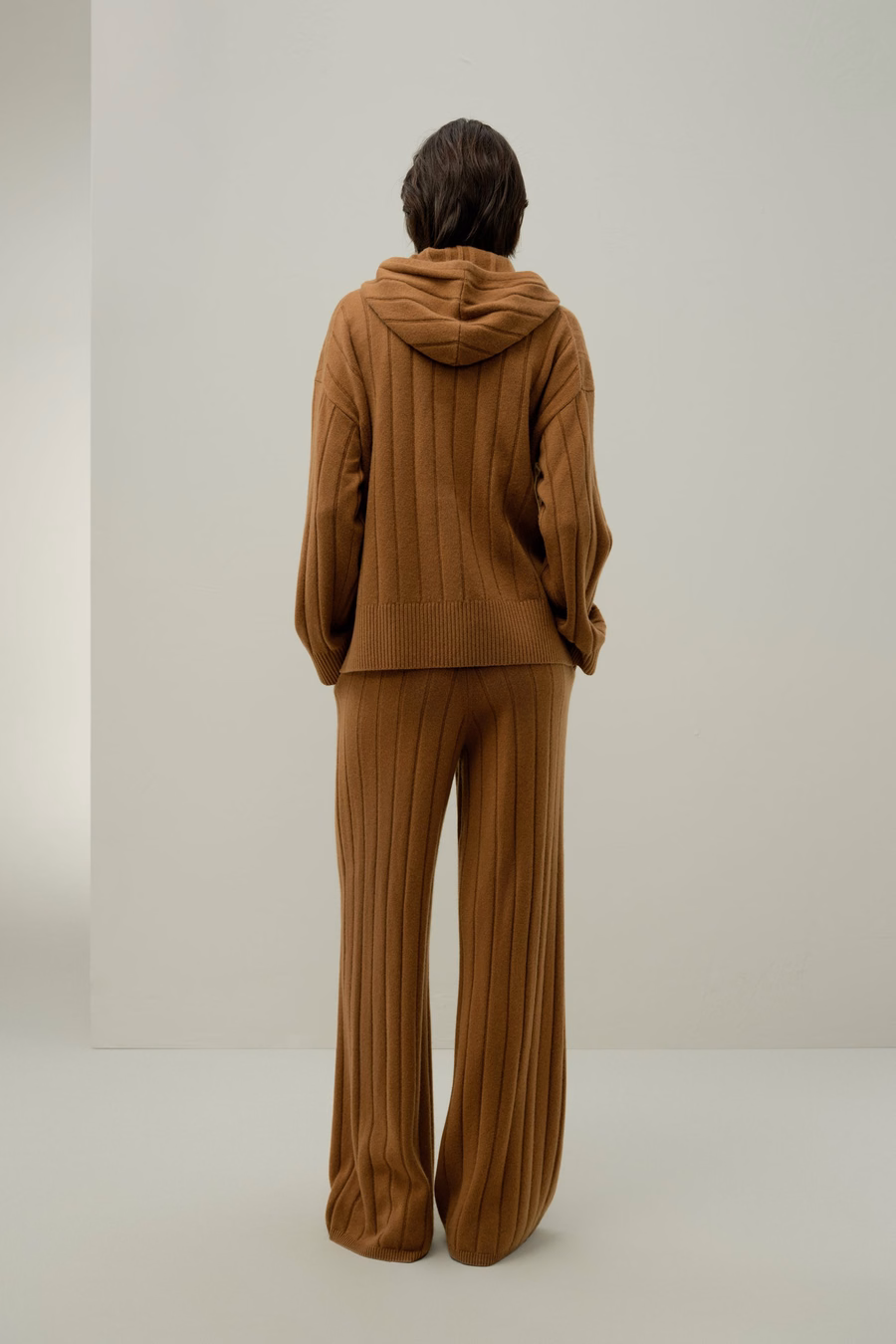 Top in maglia a coste con cappuccio