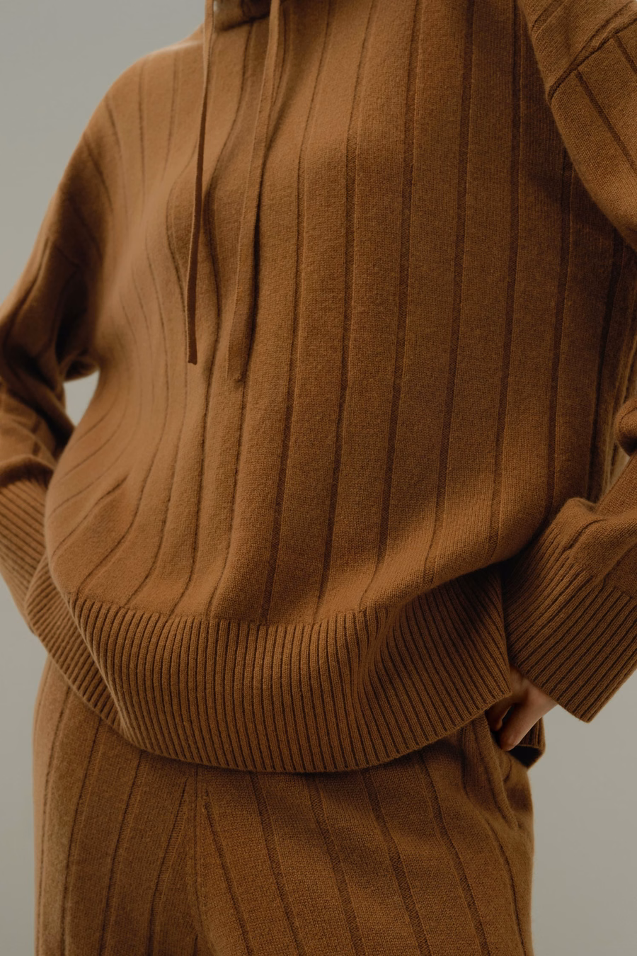 Top in maglia a coste con cappuccio