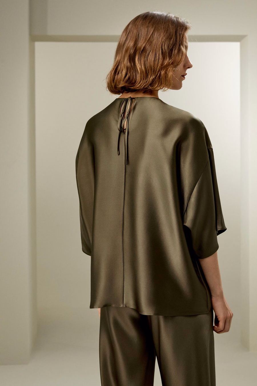 Blusa in seta rilassata con scollo rotondo